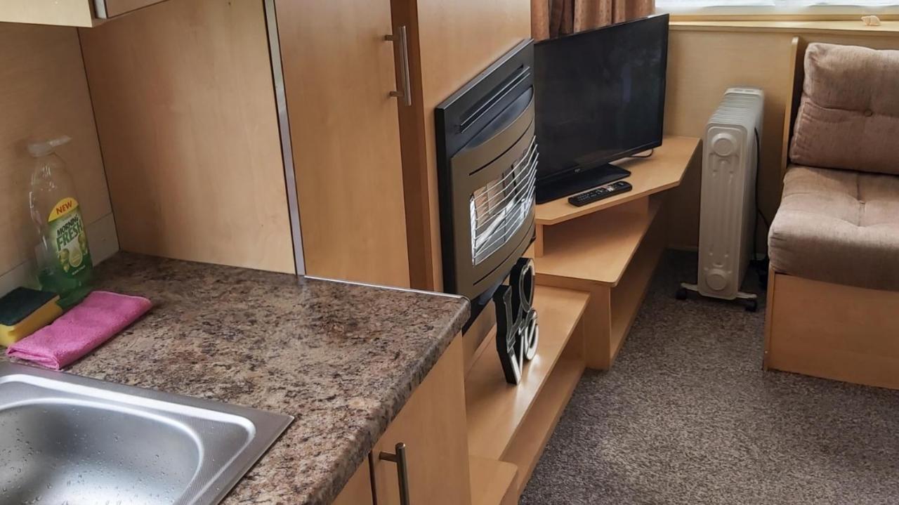 Adorable 2 Bedroom Caravan In クラクトン・オン・シー エクステリア 写真