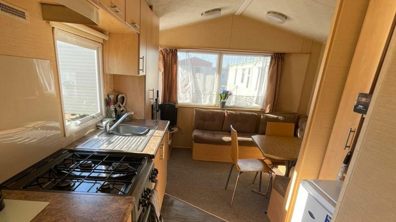 Adorable 2 Bedroom Caravan In クラクトン・オン・シー エクステリア 写真