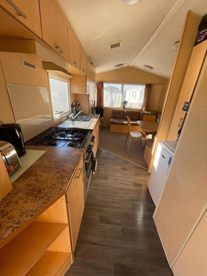 Adorable 2 Bedroom Caravan In クラクトン・オン・シー エクステリア 写真