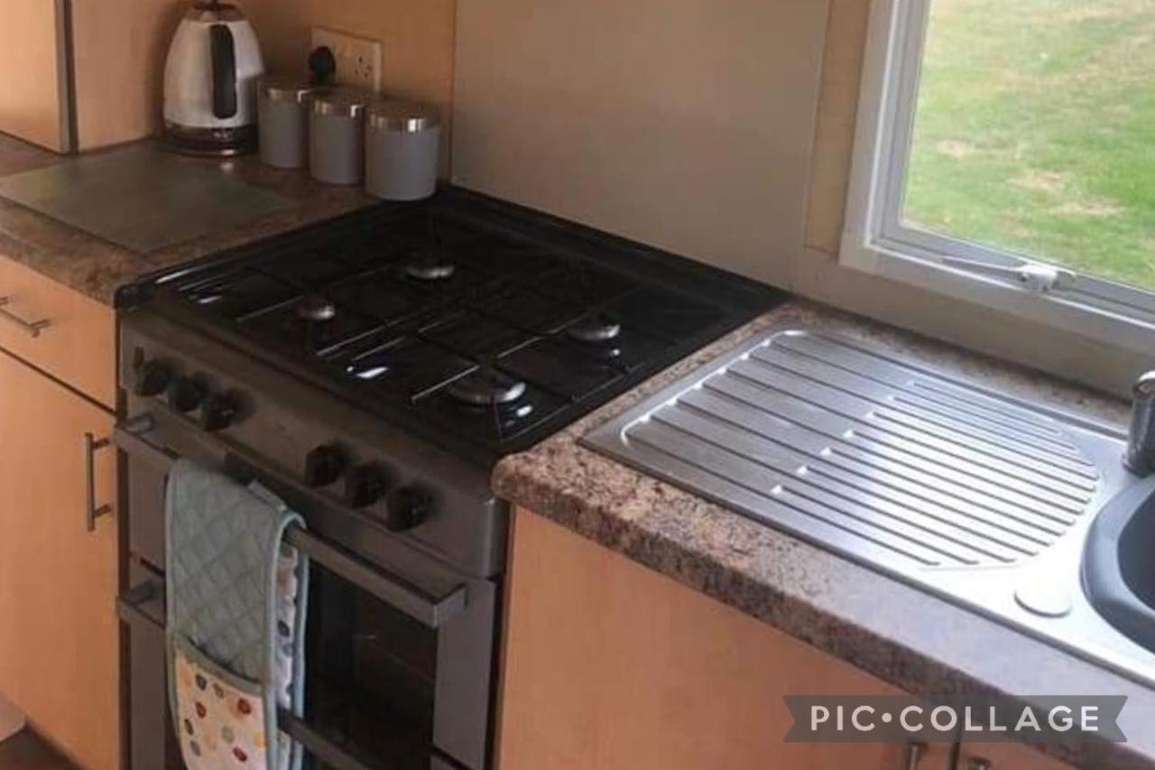 Adorable 2 Bedroom Caravan In クラクトン・オン・シー エクステリア 写真