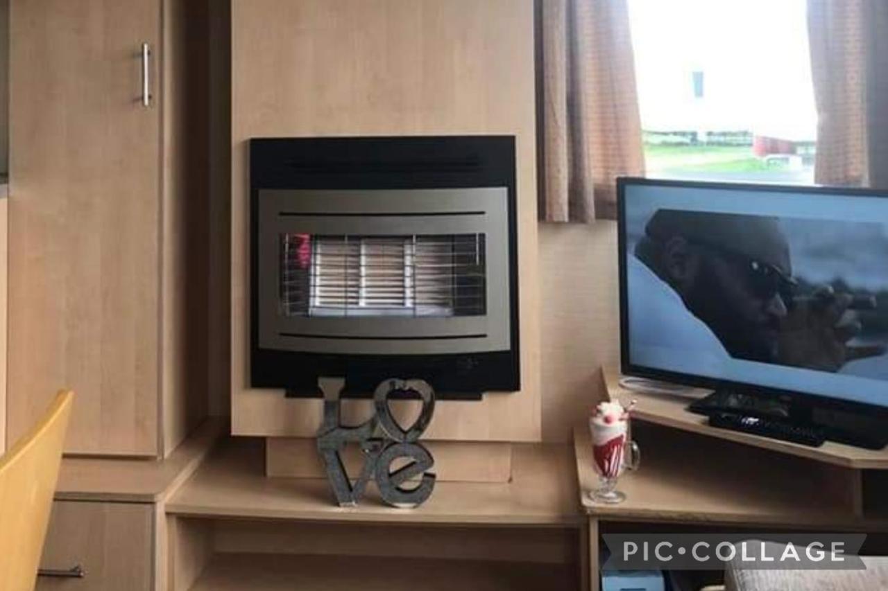 Adorable 2 Bedroom Caravan In クラクトン・オン・シー エクステリア 写真